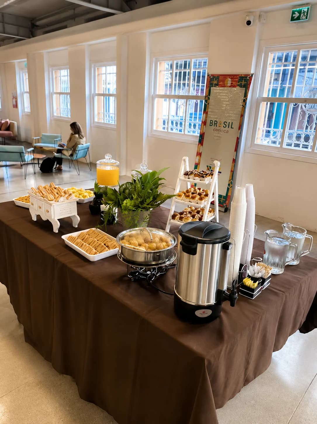 Coffee break corporativo com salgados quentes, doces e bebidas em Porto Alegre